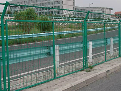 護欄網(wǎng)安裝時的間距設(shè)置依據(jù)